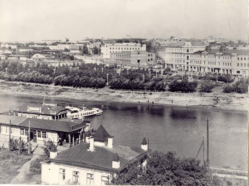 Вид на кинотеатр «Кристалл-Палас» с противоположного берега Оми, 1910-е гг.